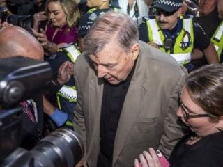 Kardinal Pell obsojen na šest let zaporne kazni