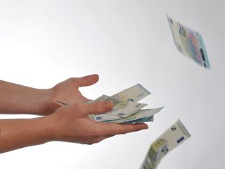 Denar odnosov vladar?