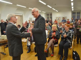 Karikature in porcelan v galeriji Družina