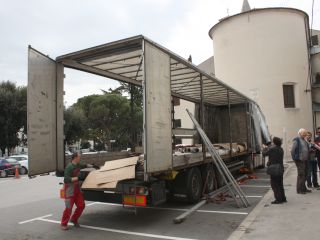 Nenavaden tovor pred koprsko stolnico