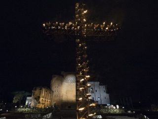 Letošnji križev pot v Koloseju opozarja na trgovino z ljudmi