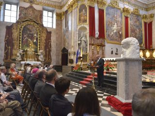 Papež Frančišek v bronu in marmorju