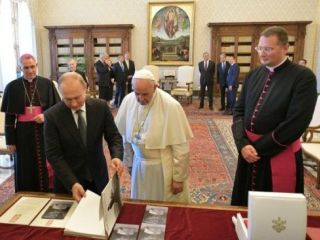 Papež sprejel ruskega predsednika Vladimirja Putina