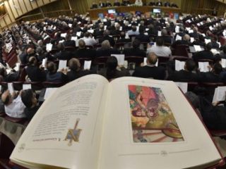 Na sinodi o dialogu, drogah, ljudski pobožnosti in ženskah