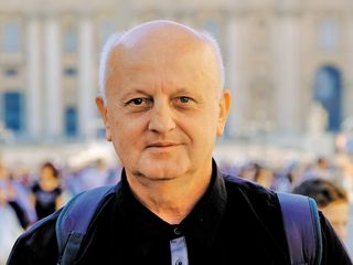 Z modrostjo kmeta in veščinami novinarja