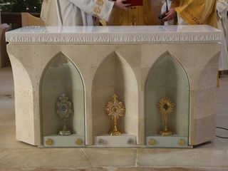 V Benediktu nov daritveni oltar
