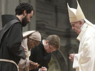 Papež redovnike in redovnice svari pred posvetnim pogledom
