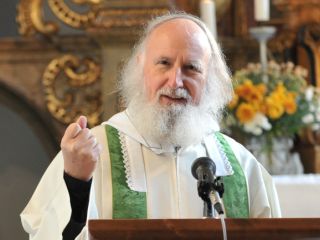 P. Anselm Grün: v času koronakrize ne odrivajmo čustev