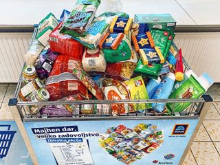Ob nakupih pomislimo tudi na ljudi v stiski
