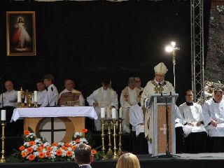 Kakšen bo naš odgovor na kletev in molitev?