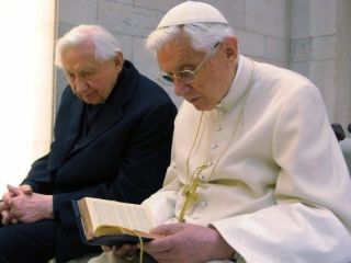 Papežev biograf Seewald: Benedikt ni togi cerkveni knez