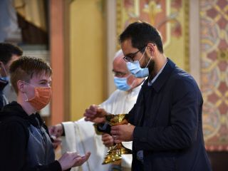 Uporaba mask v cerkvah od danes spet obvezna