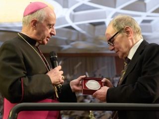 Umrl je velikan filmske glasbe Ennio Morricone