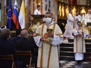 Ukrepi za preprečevanje epidemije v cerkvah