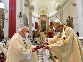 Odslej pri nedeljskih mašah nabiralnik za kontakte vernikov