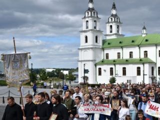 Papež med angelusom pozval k dialogu v Belorusiji