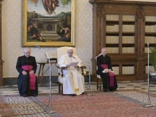Papež kritično o koronski pomoči neetičnim podjetjem
