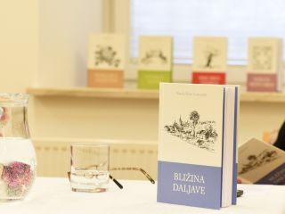[Beremo z Družino] S svetlobnico nagrajeni roman Bližina daljave