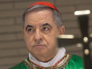 Kardinal Becciu vplival na sojenje kardinalu Pellu?