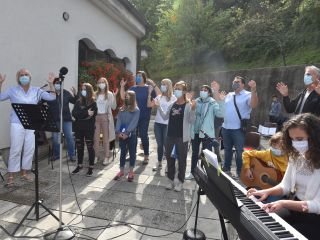 Škofje: zborovsko petje na prostem ali v zelo velikih prostorih