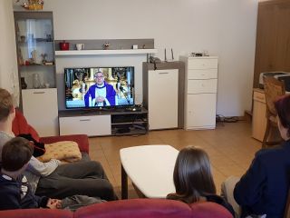 Škofje prižgali zeleno luč za spletne prenose maš
