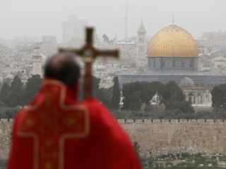 Papež imenoval novega katoliškega patriarha v Jeruzalemu
