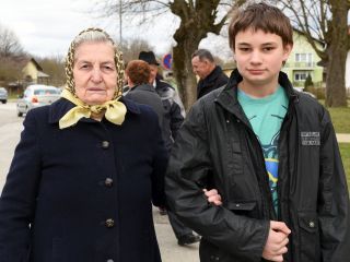 »Ponuditi roko je znamenje, ki spominja na bližino, solidarnost, ljubezen«