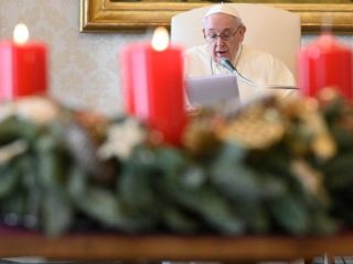 Papež: molitev je »žarek luči v največji temi«