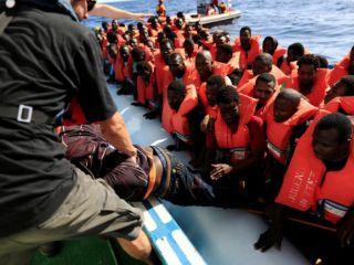 ComECE: v središču pakta o migracijah človeška oseba