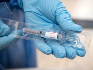 Koronavirus: od torka hitri testi, v kratkem cepivo