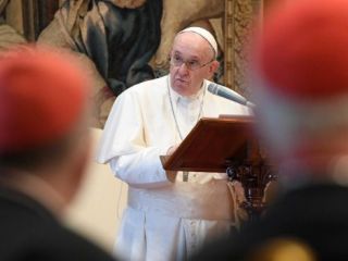 Papež kuriji: Cerkev naj v epidemiji znova postane pristnejša