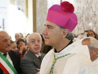 Neapelj: prvi god sv. Januarija z novim škofom in brez procesije