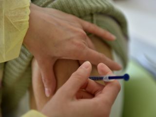 Nadškof Zore o razlogih, zakaj se je cepil [VIDEO]