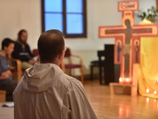Taize po koronapremoru znova sprejema mlade romarje
