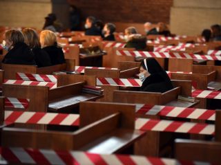 V rumenih regijah dovoljenih več ljudi pri mašah v cerkvah