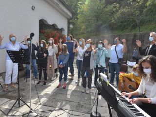 Zborovsko petje pri bogoslužjih ostaja prepovedano