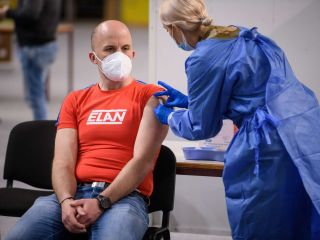Od danes cepljenje tudi za mlajše od 50 let [VIDEO]