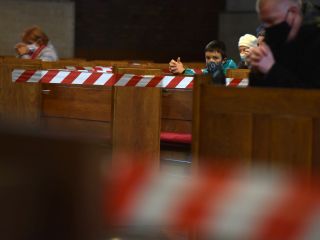 Pri verskih obredih na prostem odslej največ 50 udeležencev