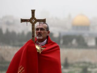 Jeruzalemski patriarh poziva k podpori kristjanom v Gazi