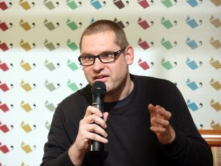 Komentar: Četrt stoletja osebnega mita