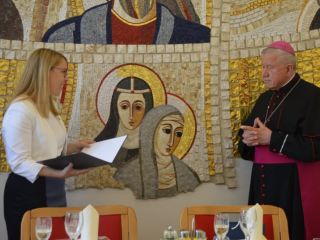 Ministrica Jaklitscheva podelila priznanje nadškofu Hočevarju