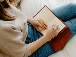 »Deklica, vstani! Nekaj daj od sebe!«