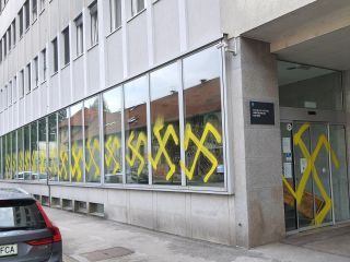 Kljukasti križi na pročelju stavbe ministrstva za kulturo
