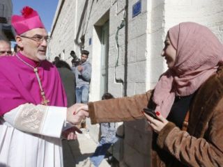 Latinski patriarh na obisku med katoličani v Gazi