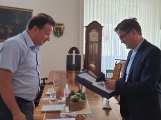 Škof Maksimilijan Matjaž na sprejemu pri županu