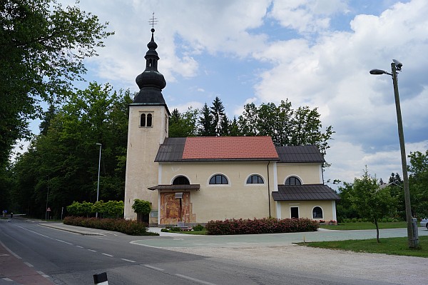 Župnijska cerkev Marije, pomočnice Kristjanov Župnijska cerkev Marije, pomočnice Kristjanov, Kranj, Breg, Drulovka