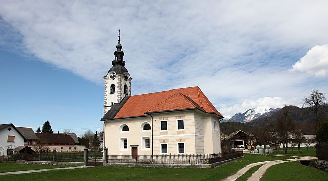 Podružnična cerkev sv. Duha v Češnjevku, foto: Ivo Žajdela
