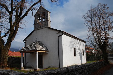 Podružnična cerkev sv. Trojice na Dolnjem Ležečem.