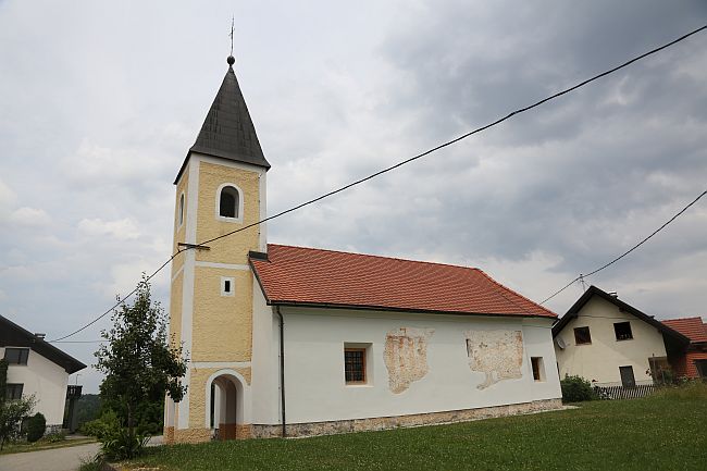 Podružnična cerkev sv. Helene na Belčjem vrhu, foto: Ivo Žajdela Podružnična cerkev sv. Helene na Belčjem vrhu, foto: Ivo Žajdela