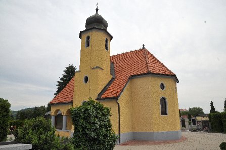 Sv. Marija Pomagaj, na pokopališču